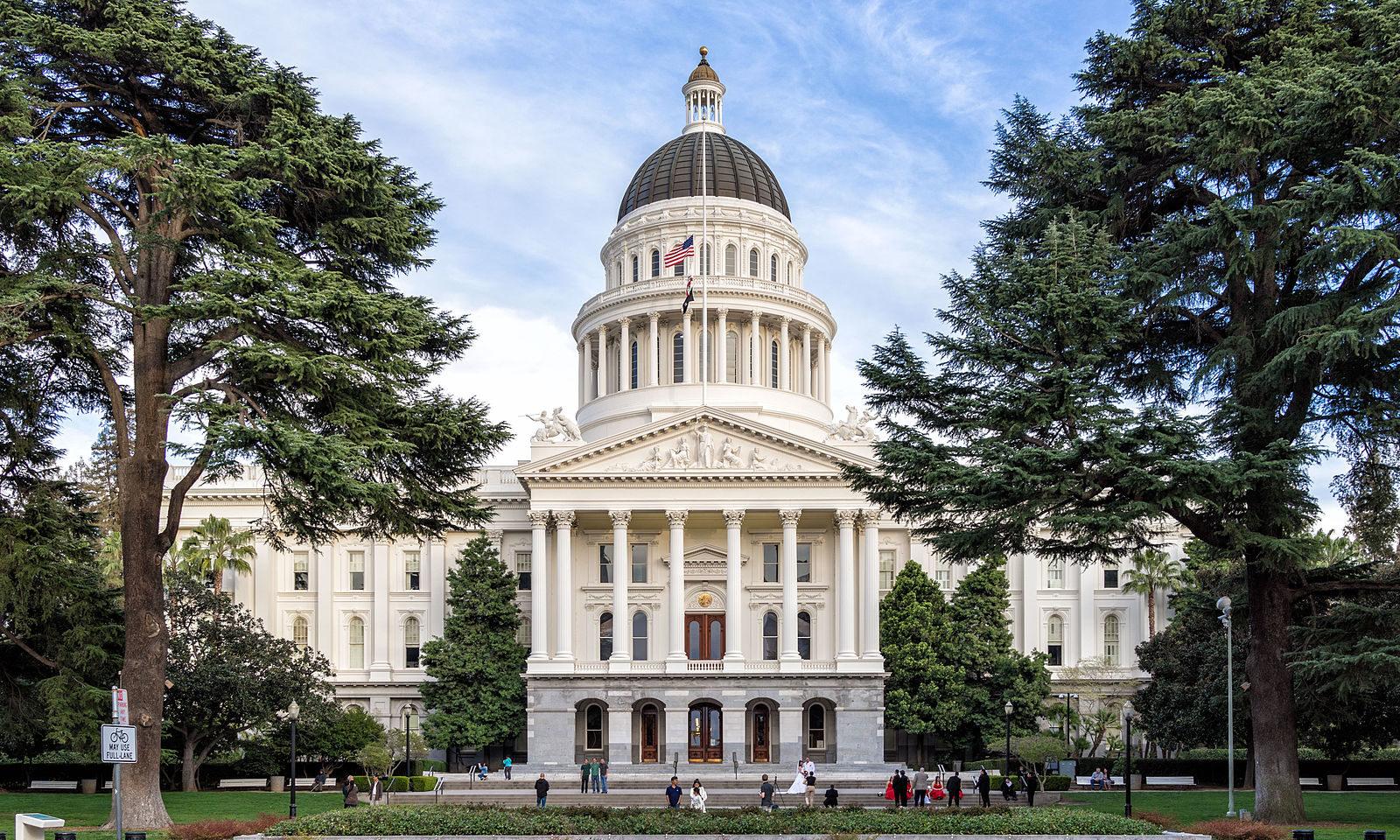 Sacramento, View of California State Capitol from 10th Street. (Andre m via https://creativecommons.org/licenses/by-sa/3.0/deed.en)