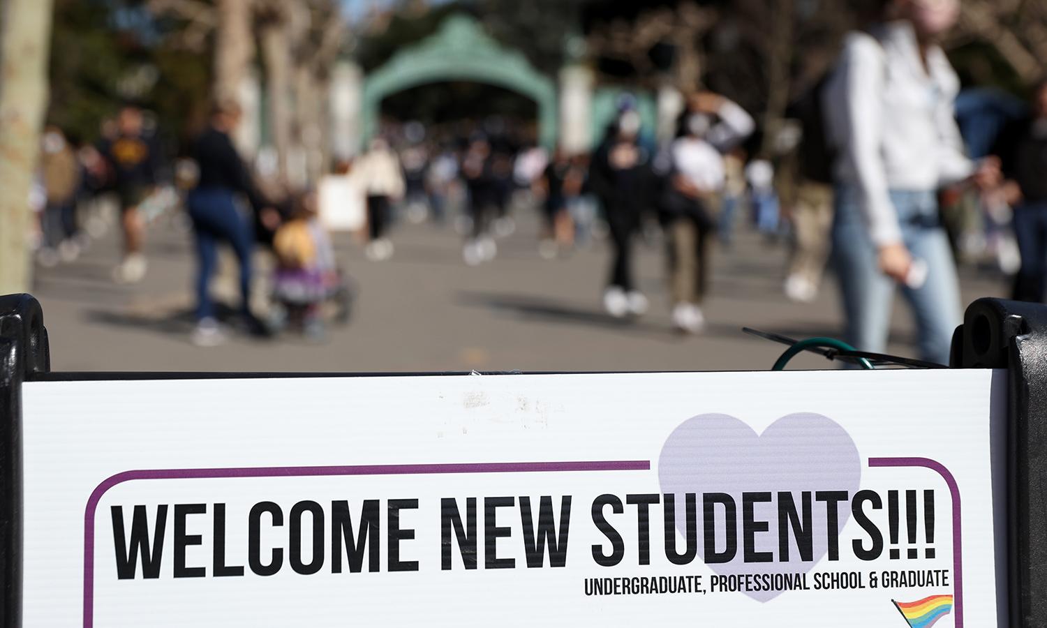 A sign welcomes new students to college campus.
