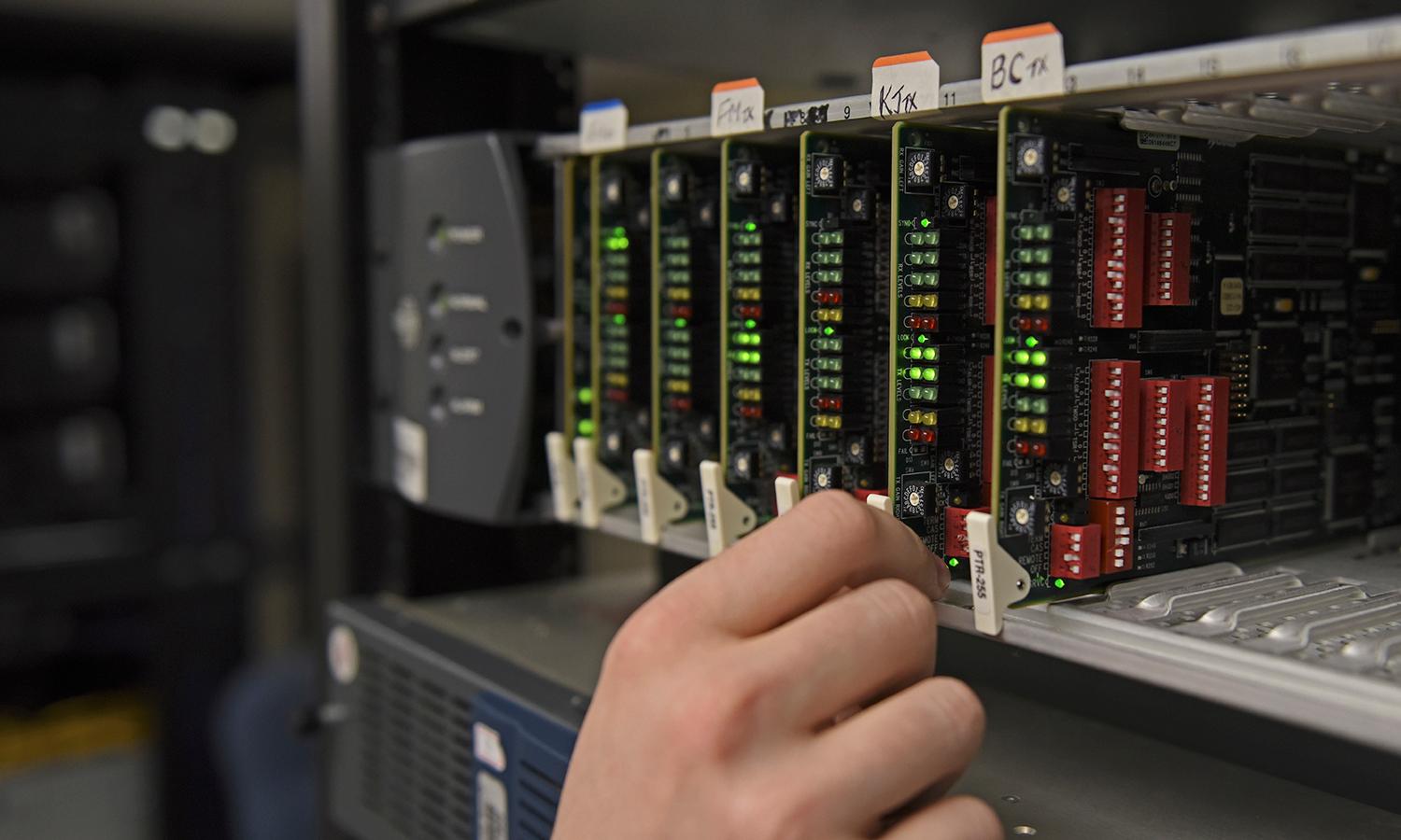 A broadcast maintenance manager monitors server functions