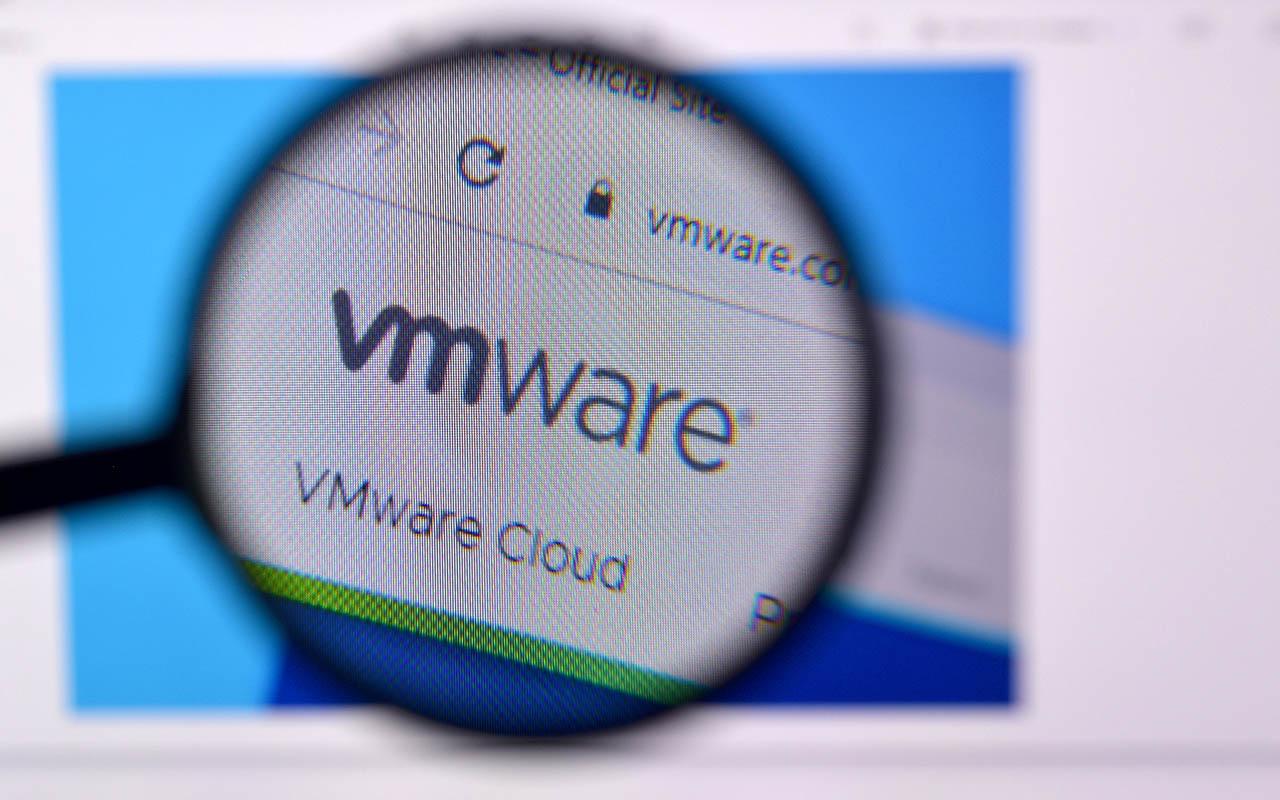 The VMware website is displayed on a computer screen.