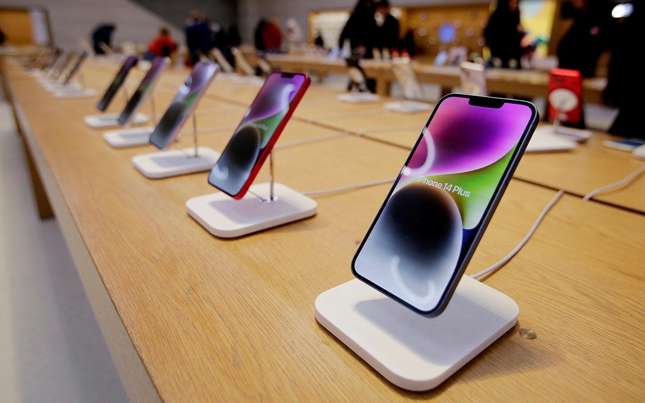 iPhone 14s on display at an Apple Store