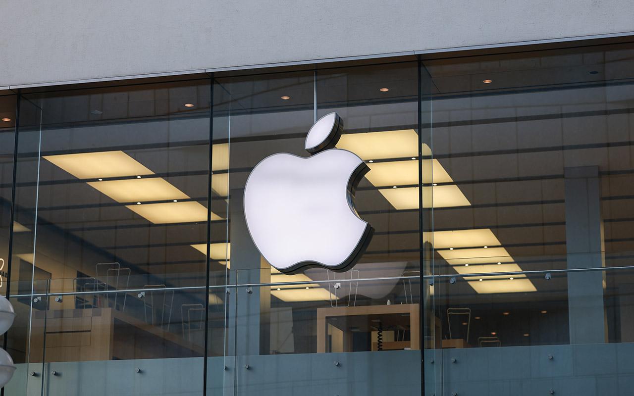 An Apple logo is seen on a storefront.
